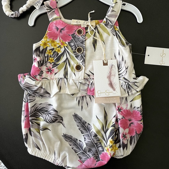 Jessica Simpson Baby Romper Hawaiian Themed Size 6/9M - BNWT - Picture 1 of 2